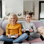 KONSOLA RETRO GRA TELEWIZYJNA PRZENOŚNA 30000 GIER 2 PADY BEZPRZEWODOWE 64G