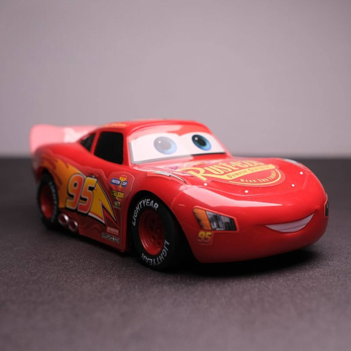 CARS AUTA ZYGZAK McQUEEN RC SAMOCHÓD ZDALNIE STEROWANY NA PILOTA 17CM