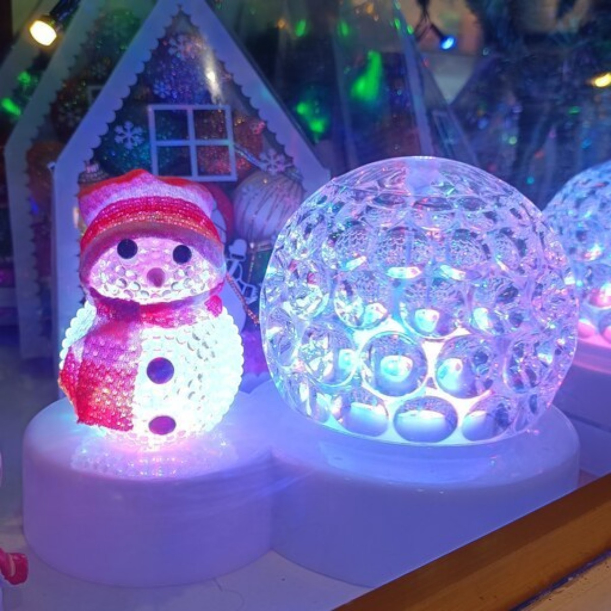 LAMPKA NOCNA Z PROJEKTOREM OZDOBA ŚWIĘTA BOŻE NARODZENIE KRYSZTAŁOWA KULA