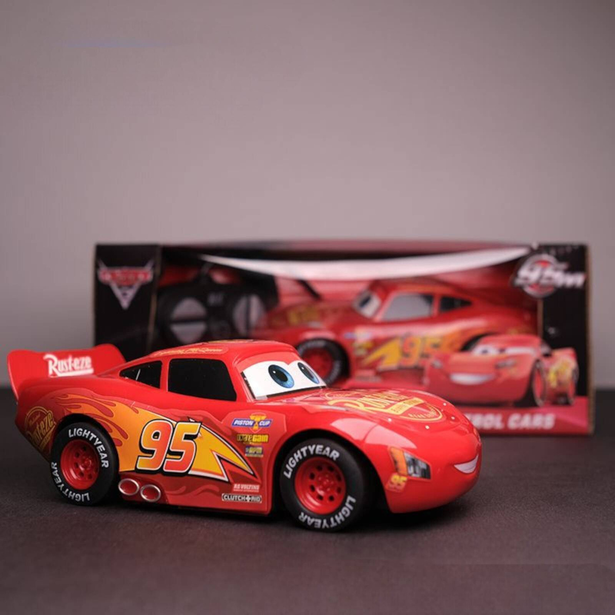 CARS AUTA ZYGZAK McQUEEN RC SAMOCHÓD ZDALNIE STEROWANY NA PILOTA 17CM